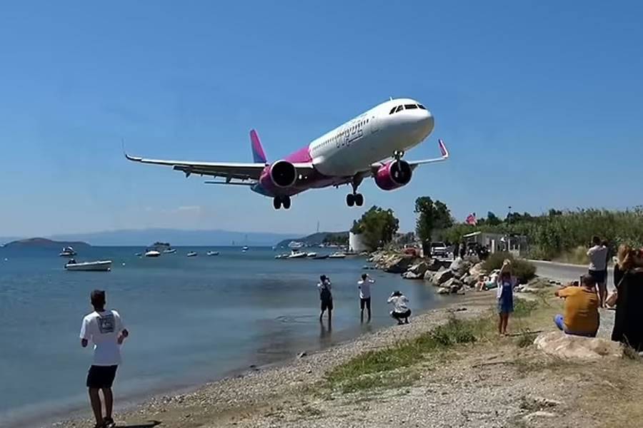 VIDEO: Wizz Air ‘lowest ever landing’ is caught on film