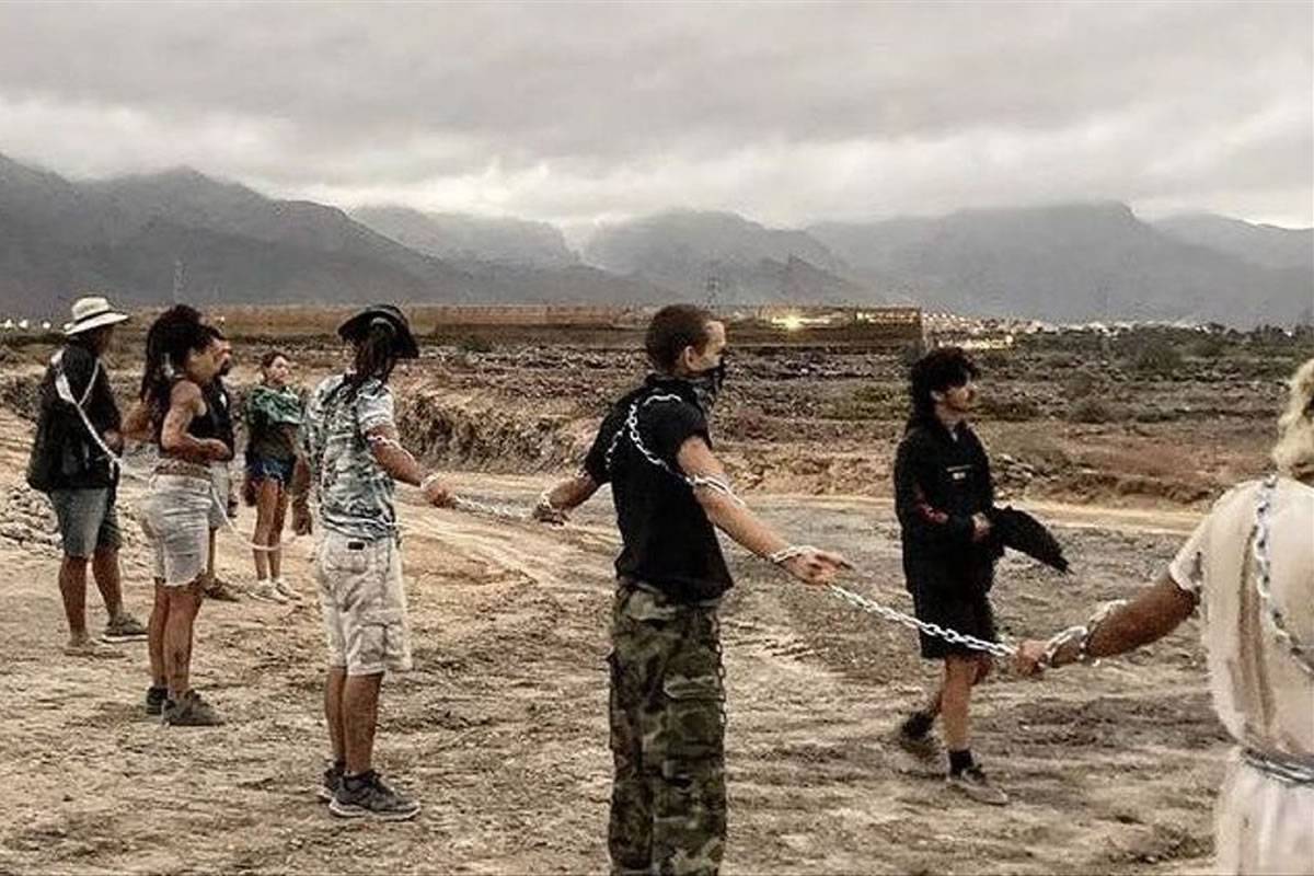 El Puertito activists chain themselves together and stop construction work
