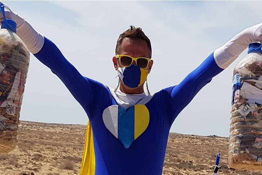 Meet 'Captain Canarias' who clears cigarette butts from beaches 