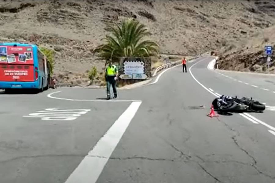 A motorcyclist is killed after colliding with a bus in Mogán