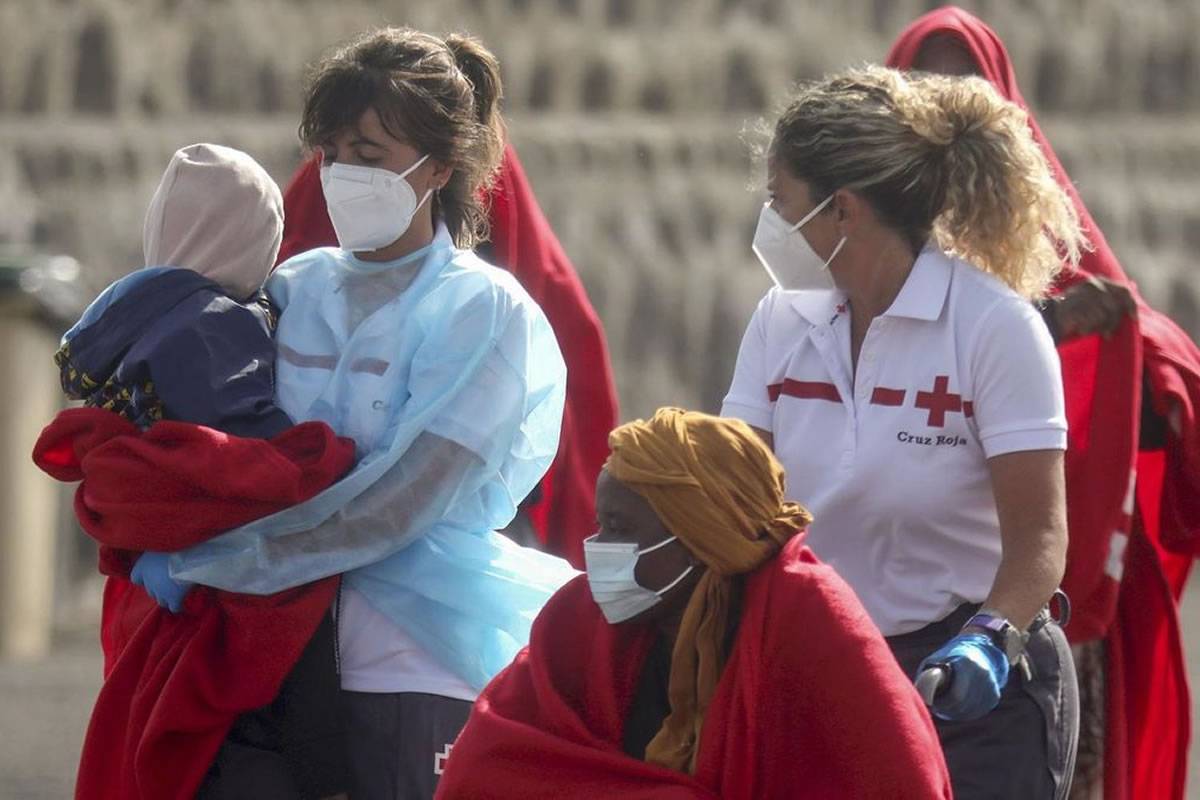 Migration centres are strained as 700 people arrive on Canaries coast in 4 days