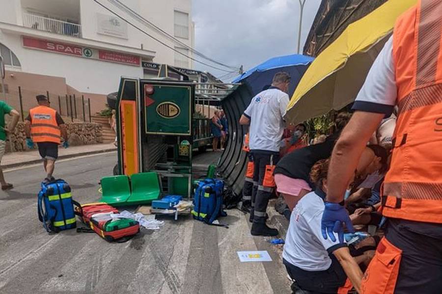 ‘Tourist train’ crashes injuring 11 people including 3 children 