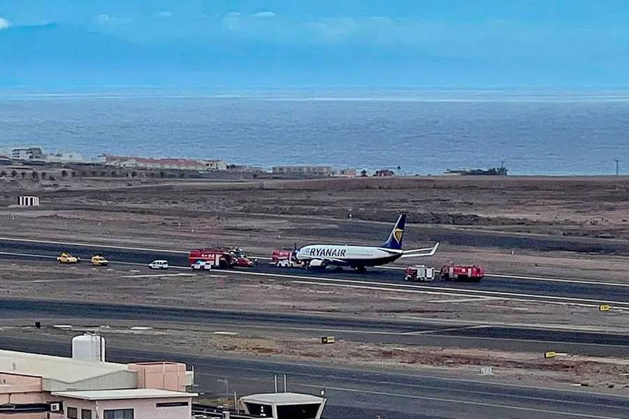 Canarian Weekly Runway blocked at Tenerife South airport after