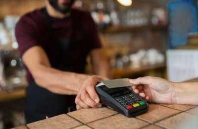 The Bank of Spain warns people to check the amount when making card payments