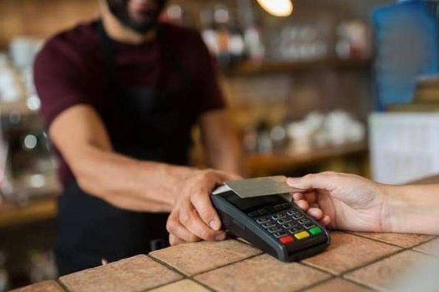 The Bank of Spain warns people to check the amount when making card payments