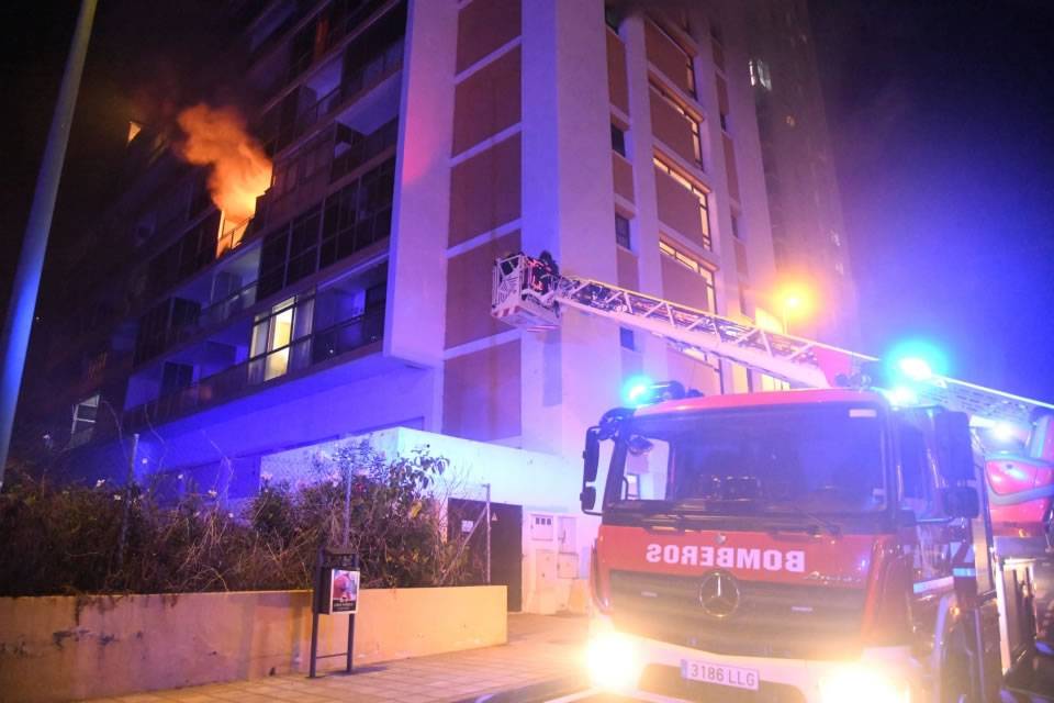 Eleven injured in a fire in an apartment block in Tenerife