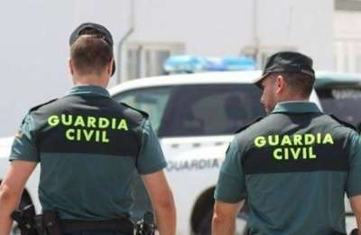 Thief caught burgling an apartment is held by holidaymakers until Police arrive