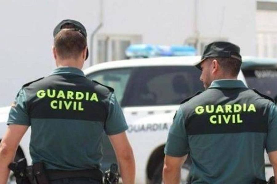 Thief caught burgling an apartment is held by holidaymakers until Police arrive