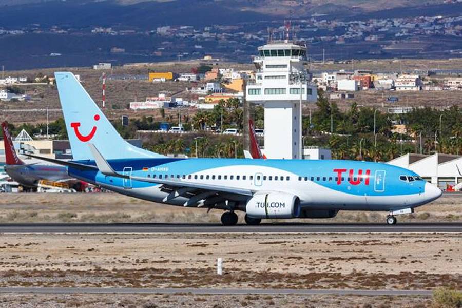 TUI pilot turns plane around to pick up a small girl at Tenerife airport