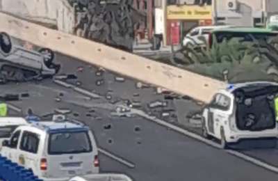 TF-1 motorway blocked in south Tenerife as car overturns and catches fire