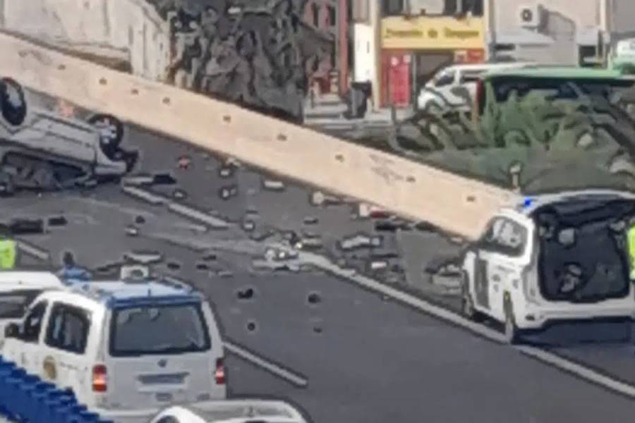 TF-1 motorway blocked in south Tenerife as car overturns and catches fire