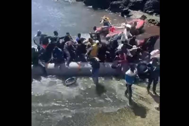 VIDEO: Tourists video a boat with 47 people onboard arriving on beach