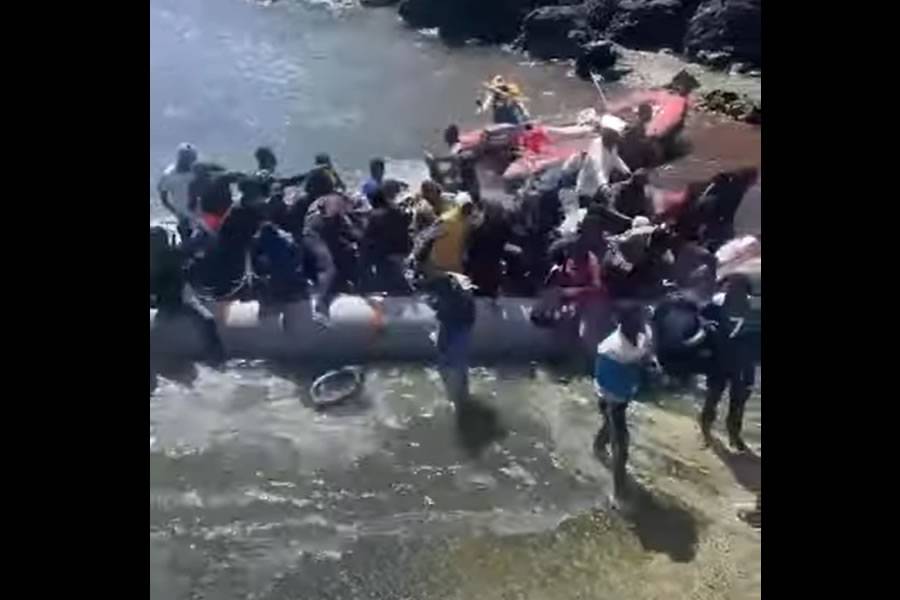 VIDEO: Tourists video a boat with 47 people onboard arriving on beach