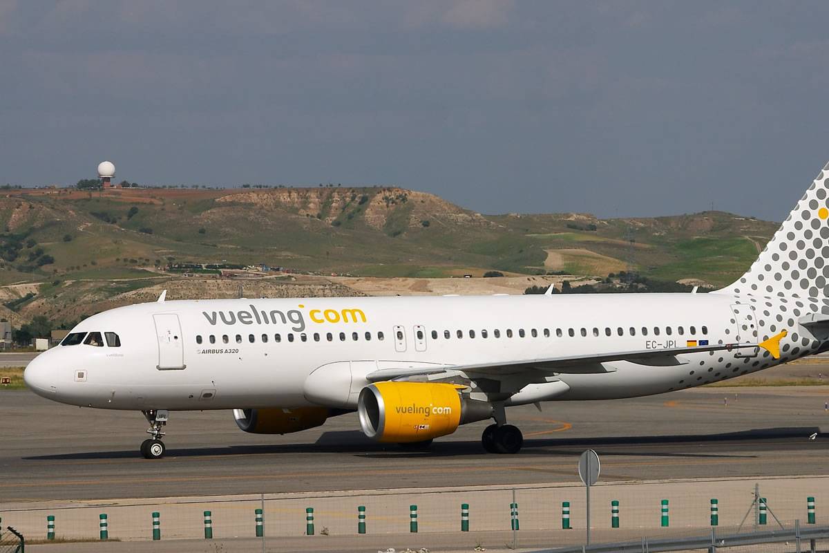 Plane forced to land again after takeoff due to a warning for a door problem 