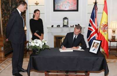Two books of condolences for the death of The Queen are open in Tenerife and Gran Canaria