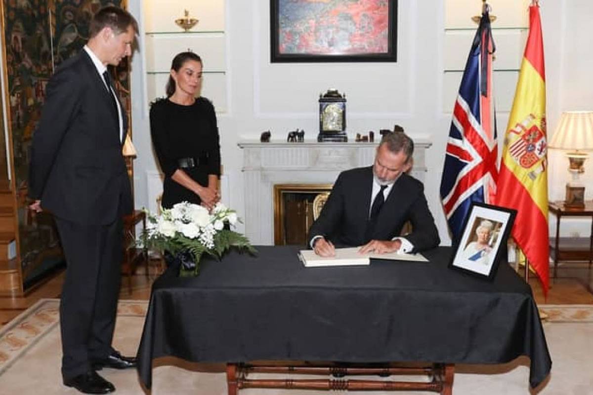 Two books of condolences for the death of The Queen are open in Tenerife and Gran Canaria