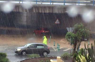 Flight delays and diversions due to bad weather in the Archipelago