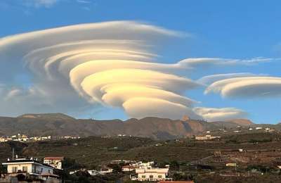 Spectacular clouds form over Teide