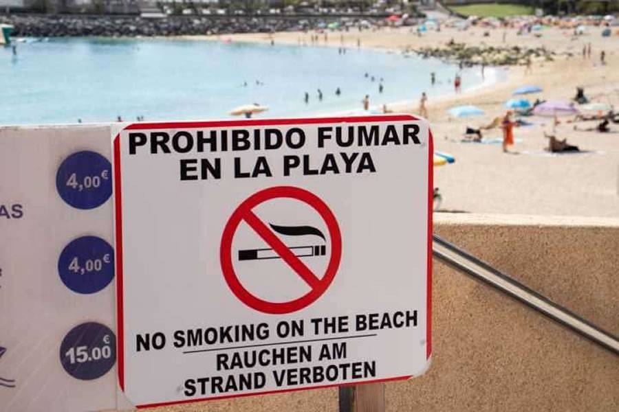 Playa El Castillo becomes a non-smoking beach in Tenerife