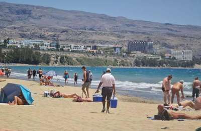 ‘Illegal’ street vendors take over the beaches in the south of Gran Canaria