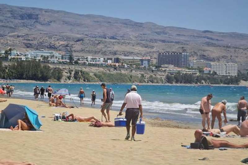 ‘Illegal’ street vendors take over the beaches in the south of Gran Canaria
