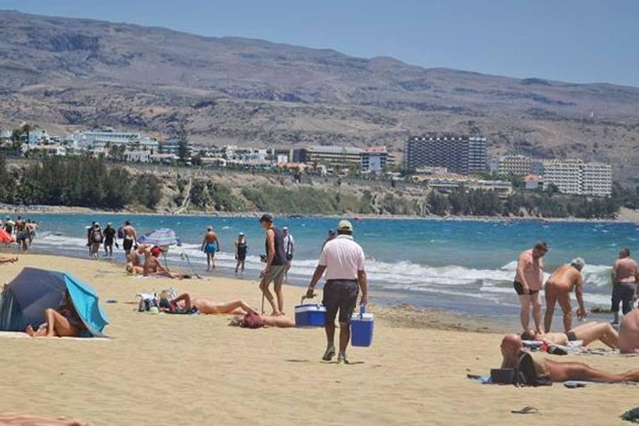 ‘Illegal’ street vendors take over the beaches in the south of Gran Canaria