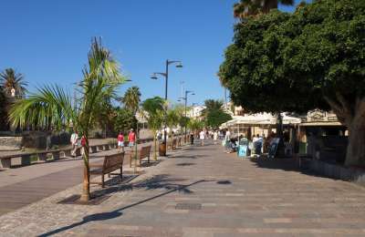 55-year-old man is in serious condition after having heart attack on Los Cristianos promenade