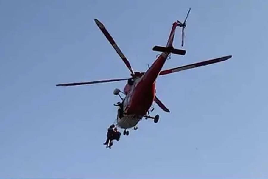 Man trapped in a cave by the sea in the south of Tenerife rescued by helicopter  Man trapped in a cave by the sea in the south of Tenerife rescued by helicopter