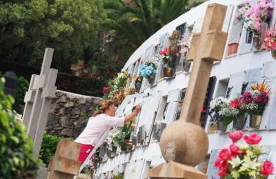 Why is November 1st, Día de Todos los Santos, so important in Spain?
