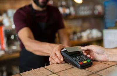 Man caught after stealing a bag and using bank cards fraudulently in Tenerife