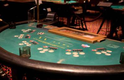 Armed robber wearing plastic bags takes 6,000 euros from a casino