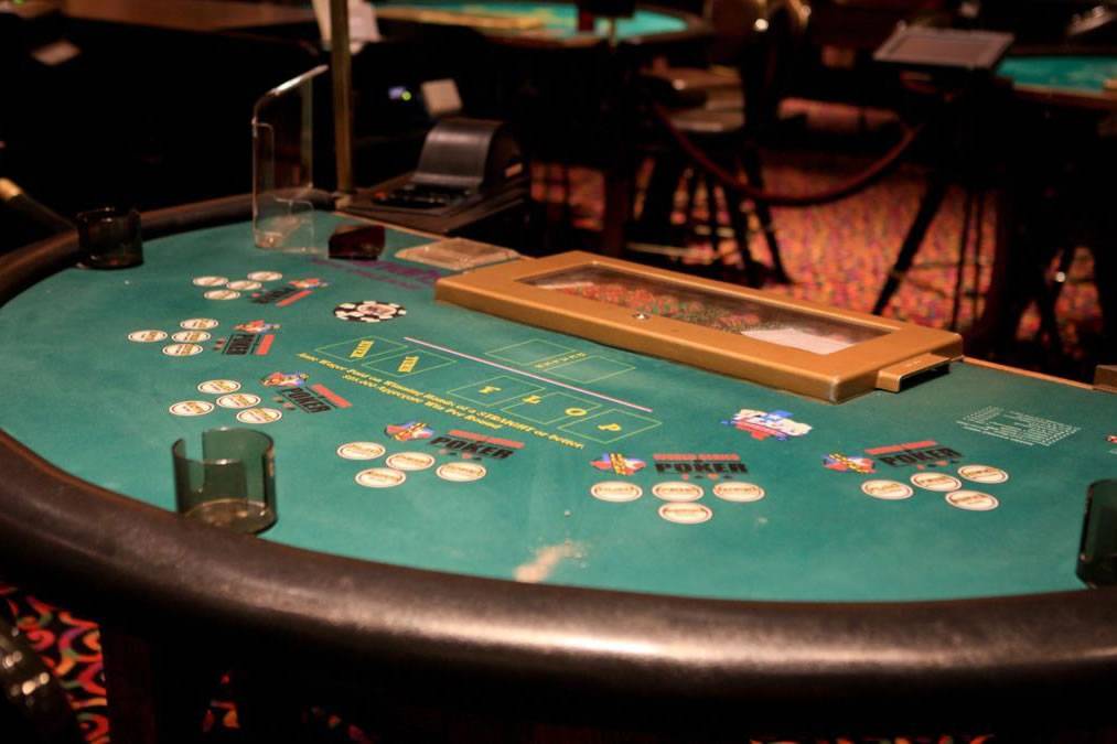 Armed robber wearing plastic bags takes 6,000 euros from a casino