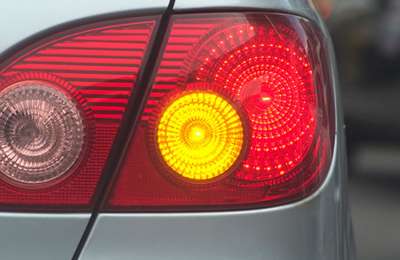 The DGT warns drivers about fines for misuse of indicators or hazard flashers