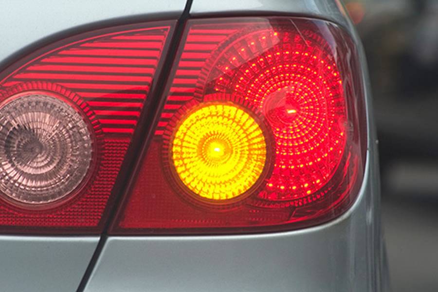 The DGT warns drivers about fines for misuse of indicators or hazard flashers