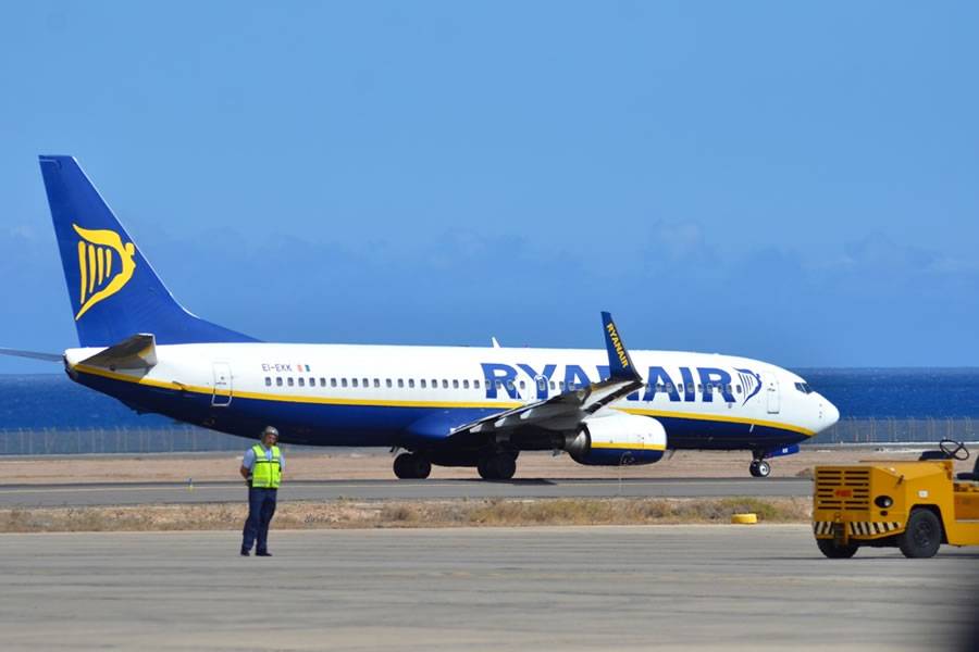 Two passengers arrested for smoking on a Ryanair flight to the Canaries