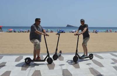 The DGT unveils new road signs for cyclists and electric scooter riders