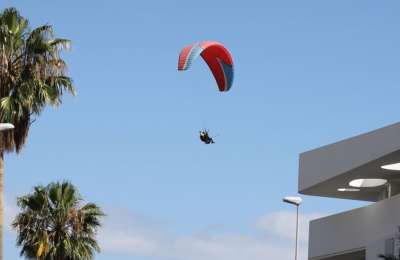 Paraglider injured after crashing into a lamp post in the south of Tenerife