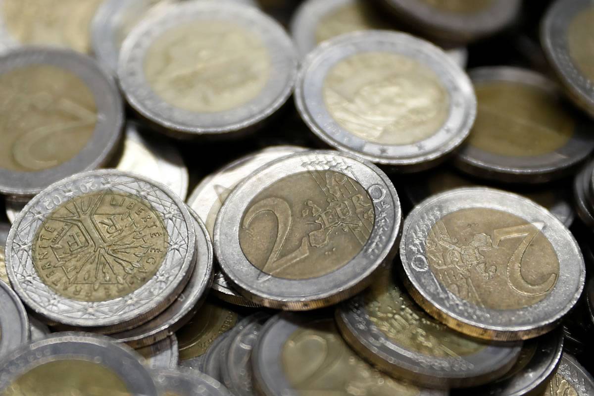 Warning to check your change especially two euro coins