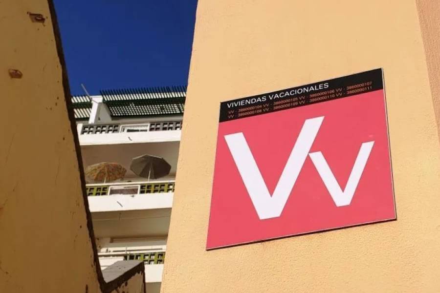 The Canaries study the idea of limiting the sale of holiday homes to foreigners 