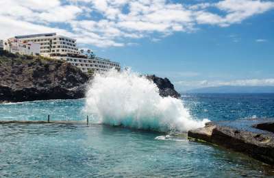 Seven injured by a violent wave in a natural pool in Tenerife