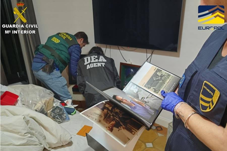 Police break up cocaine gang and seize more than 30,000 kilos of cocaine