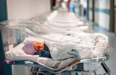 Birth rate drops by 25% in the Canary Islands due to economic and social concerns 