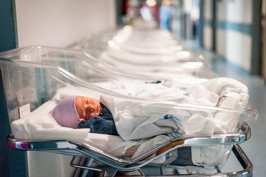 Birth rate drops by 25% in the Canary Islands due to economic and social concerns 