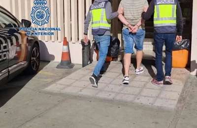 Thug robs an 80-year-old woman in Costa Adeje and drives off with her on the bonnet of his car