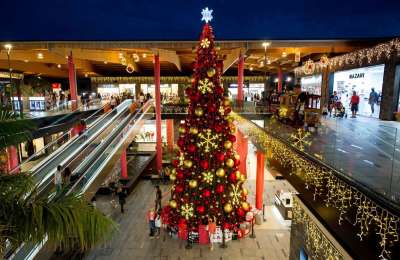 Which shopping centres are open during the December bank holidays in Tenerife?