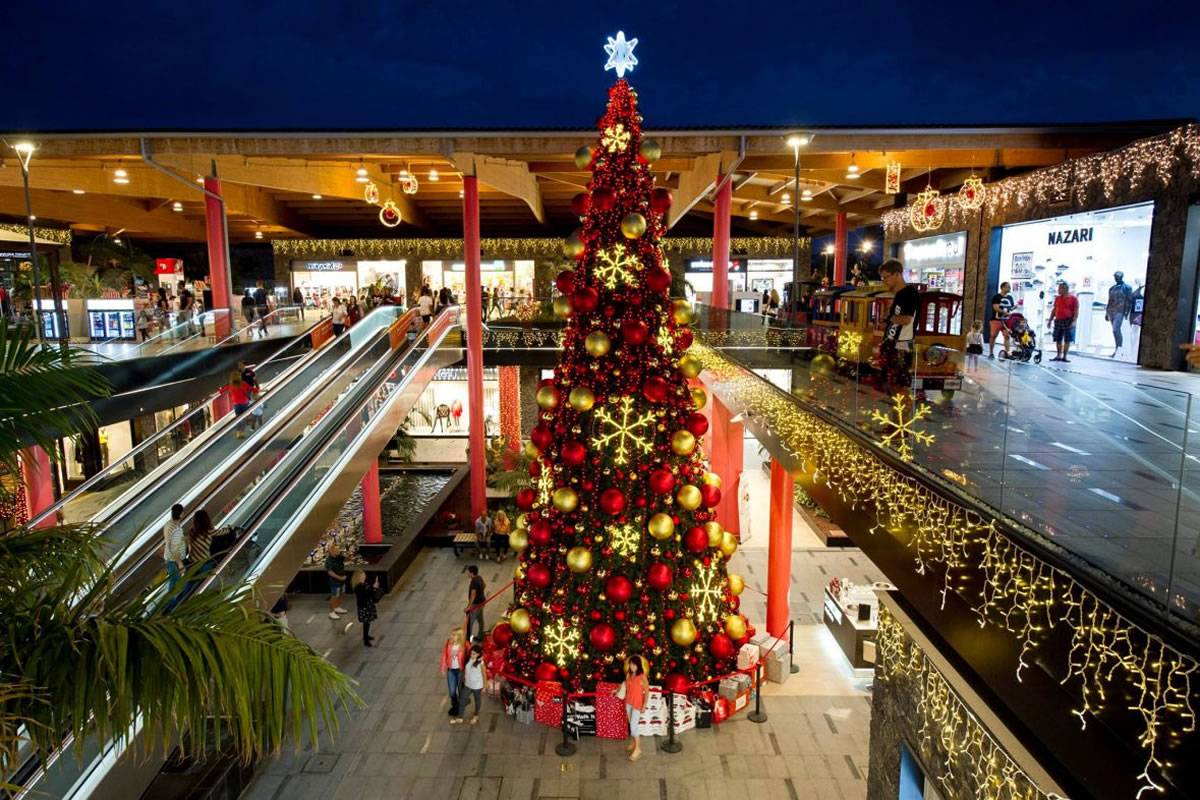 Which shopping centres are open during the December bank holidays in Tenerife?