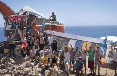 Activists celebrate the paralysis of the Cuna del Alma project in Costa Adeje 
