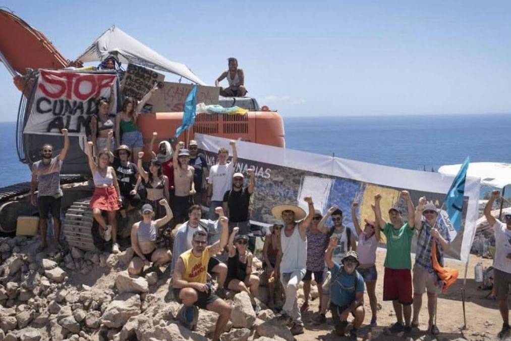 Activists celebrate the paralysis of the Cuna del Alma project in Costa Adeje  Activists celebrate the paralysis of the Cuna del Alma project in Costa Adeje