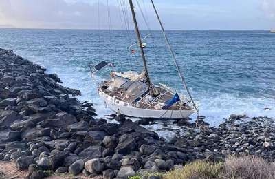 Two sailing boats are smashed into rocks in Lanzarote due to bad weather