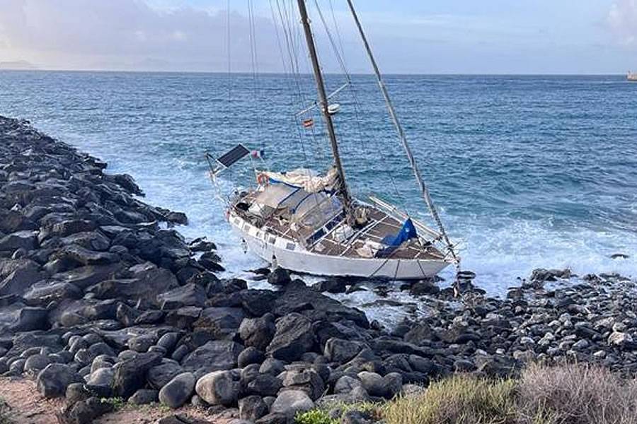 Two sailing boats are smashed into rocks in Lanzarote due to bad weather